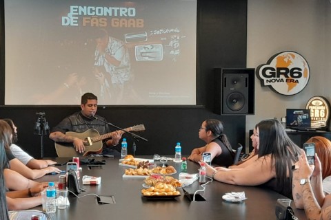 Gaab emociona fãs em apresentação especial na GR6