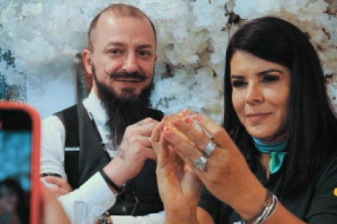 Dom Marom marca presença no aniversário de Mara Maravilha na Rede Gospel com seus gelos diferenciados Fica Frio Aí