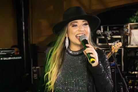 Karine Calvo agita o Festival do Chocolate em Ribeirão Pires e conquista o público na Vila do Doce